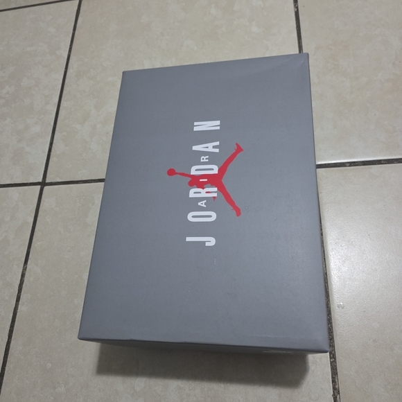 Empty Shoe Box - Picture 4 of 6